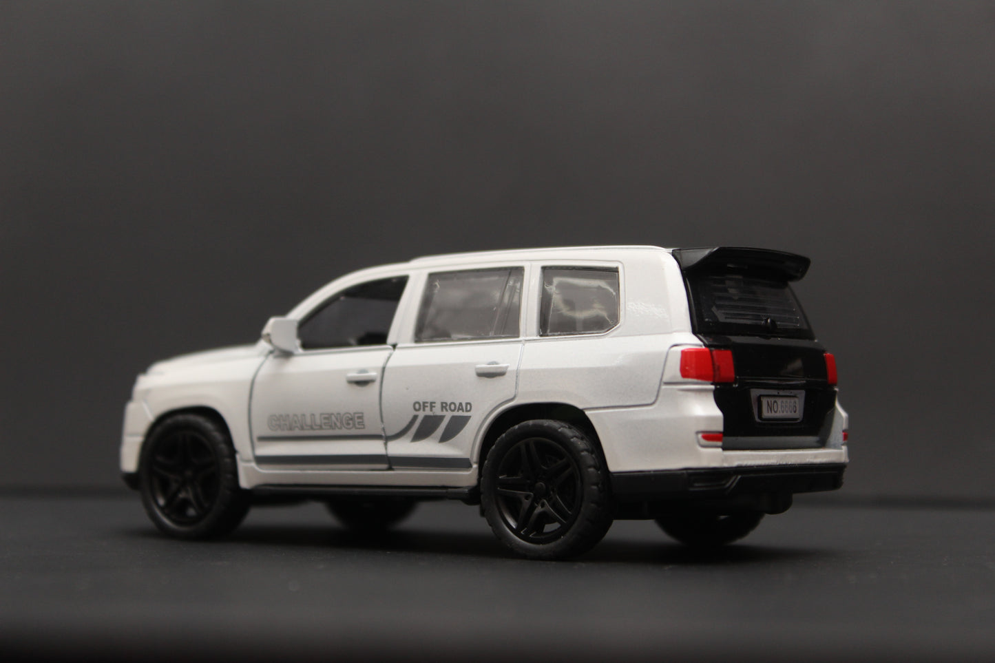 1:36 Land Cruiser diecast White