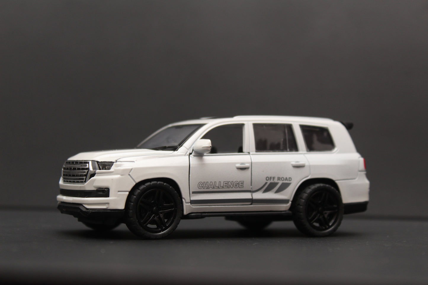 1:36 Land Cruiser diecast White