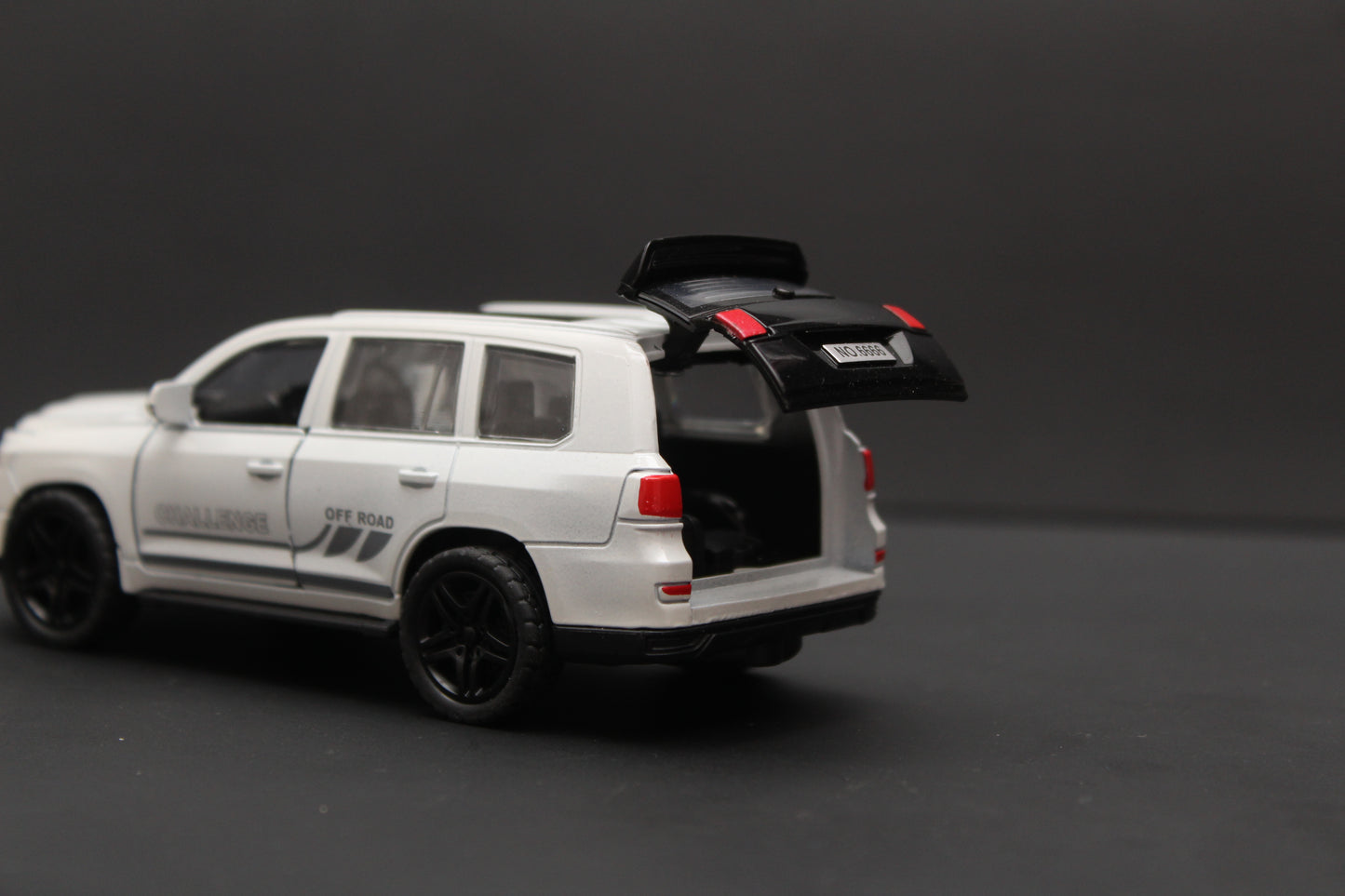 1:36 Land Cruiser diecast White