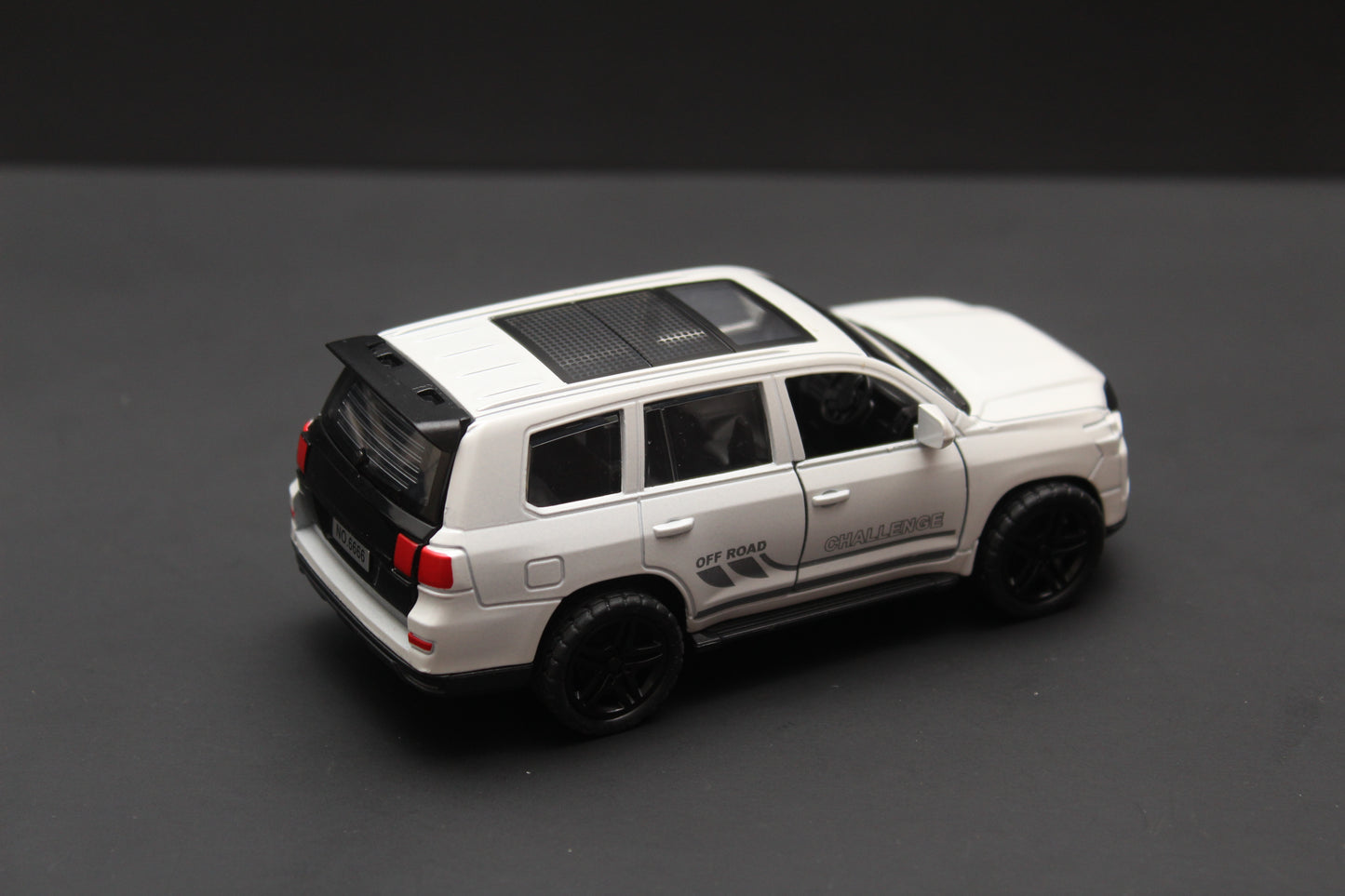 1:36 Land Cruiser diecast White