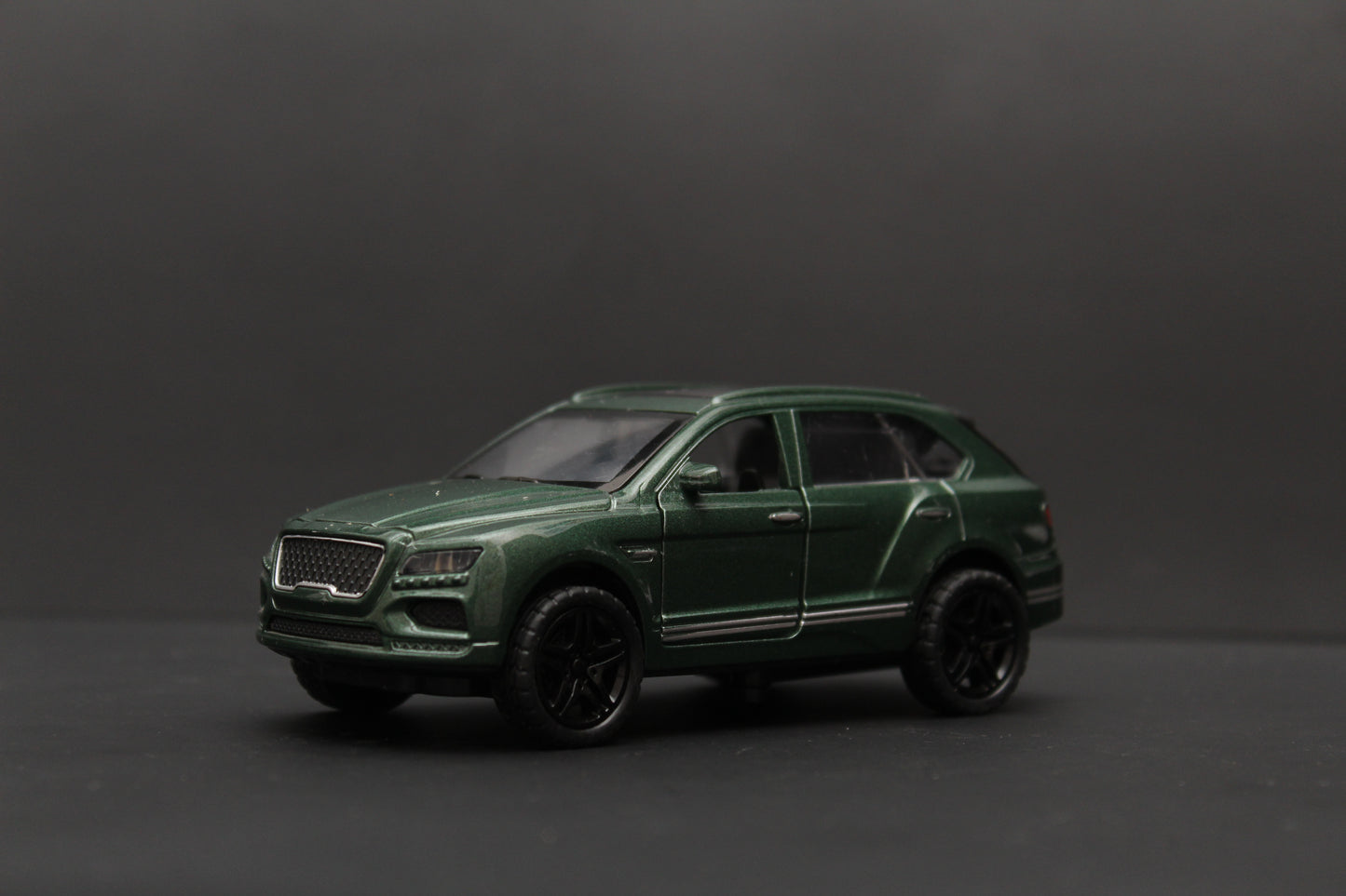 1:36 Land Cruiser , Bentley Bentayga Diecast Combo