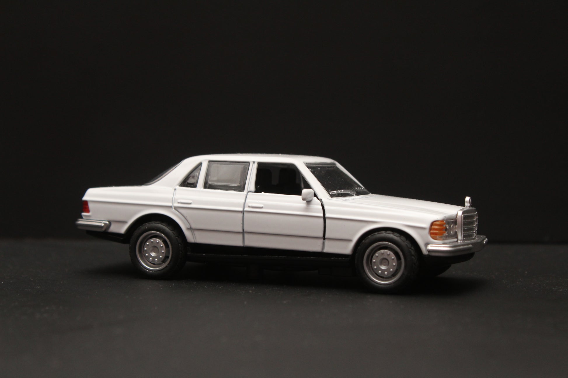1:36 Mercedes Benz  W123 Metal Diecast Car (White) -  Kunju Vandi  