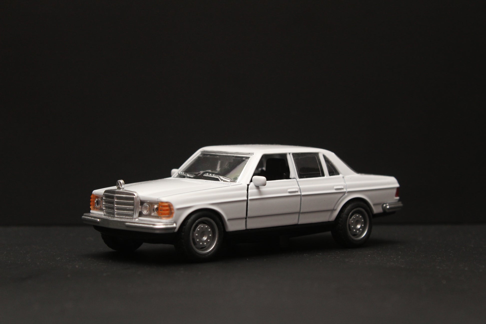 1:36 Mercedes Benz  W123 Metal Diecast Car (White) -  Kunju Vandi  