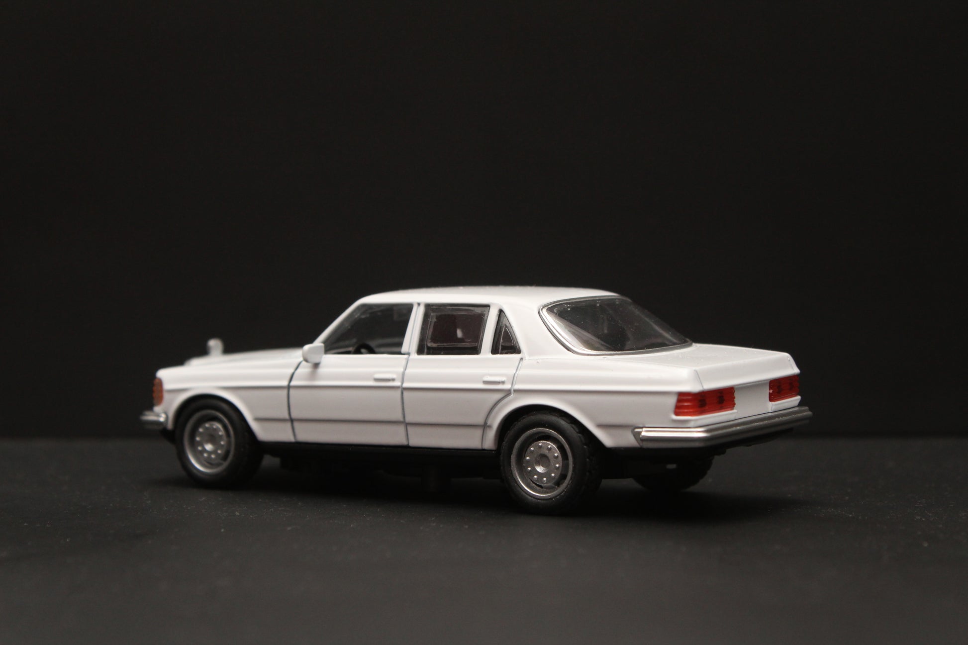 1:36 Mercedes Benz  W123 Metal Diecast Car (White) -  Kunju Vandi  