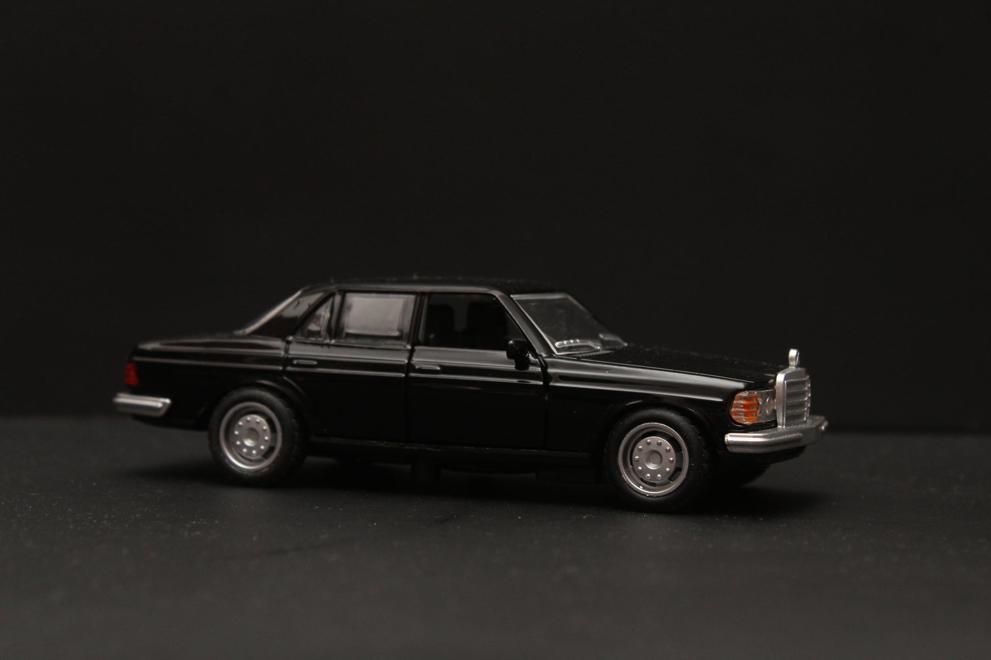 1:36 Mercedes Benz  W123 Metal Diecast Car (Black) -  Kunju Vandi  