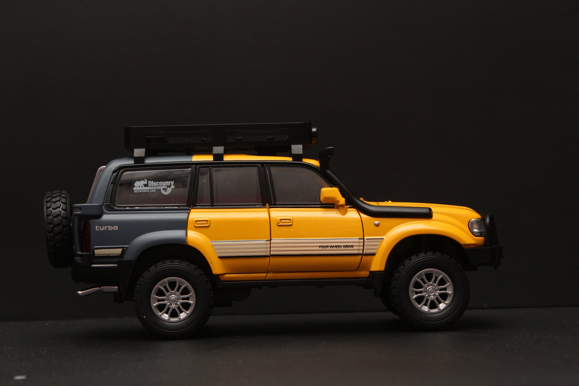 1:24 Toyota Land Cruiser LC80 Metal Diecast Car -  Kunju Vandi  