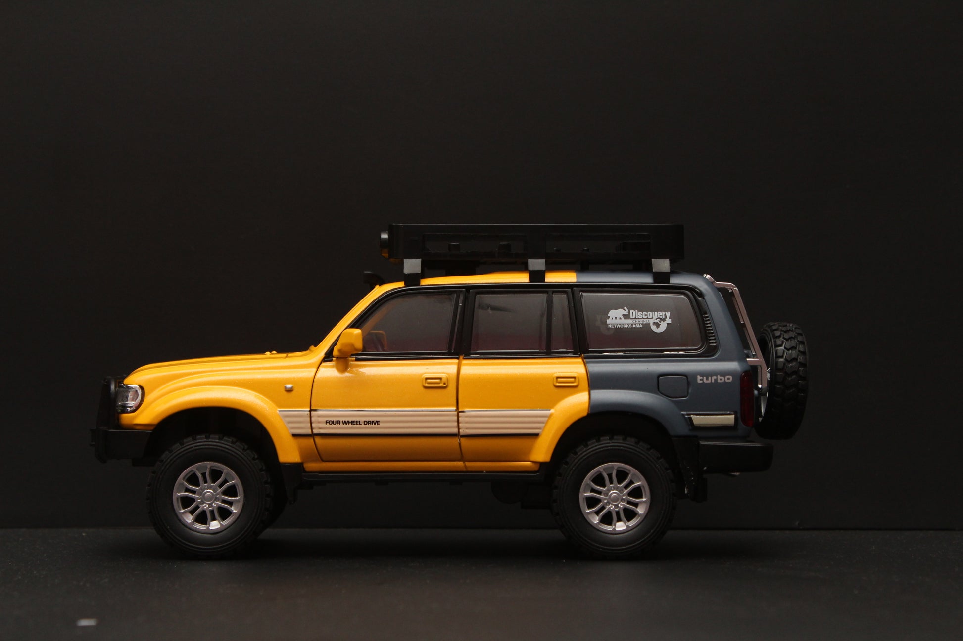 1:24 Toyota Land Cruiser LC80 Metal Diecast Car -  Kunju Vandi  