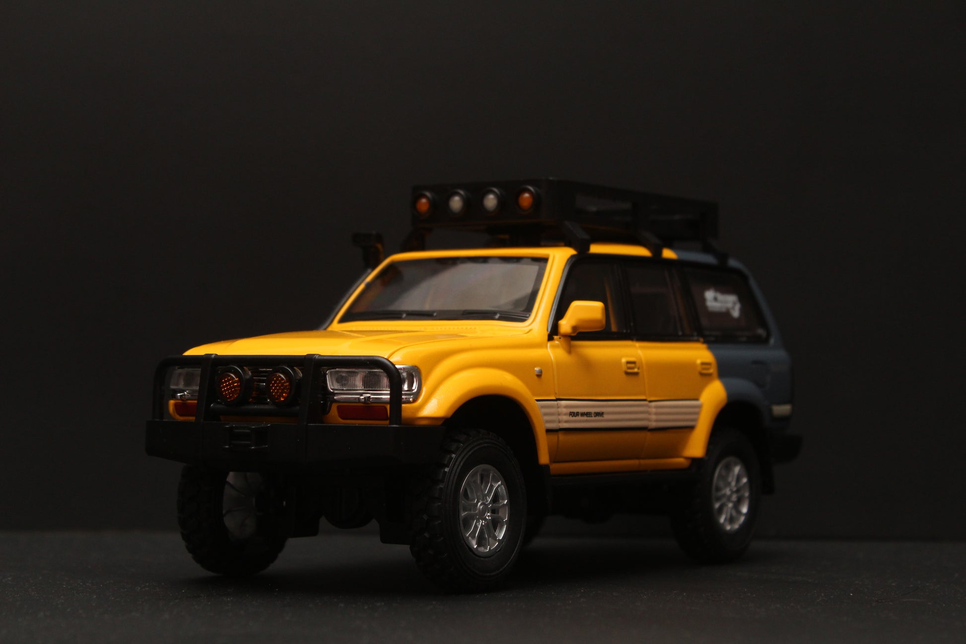 1:24 Toyota Land Cruiser LC80 Metal Diecast Car -  Kunju Vandi  