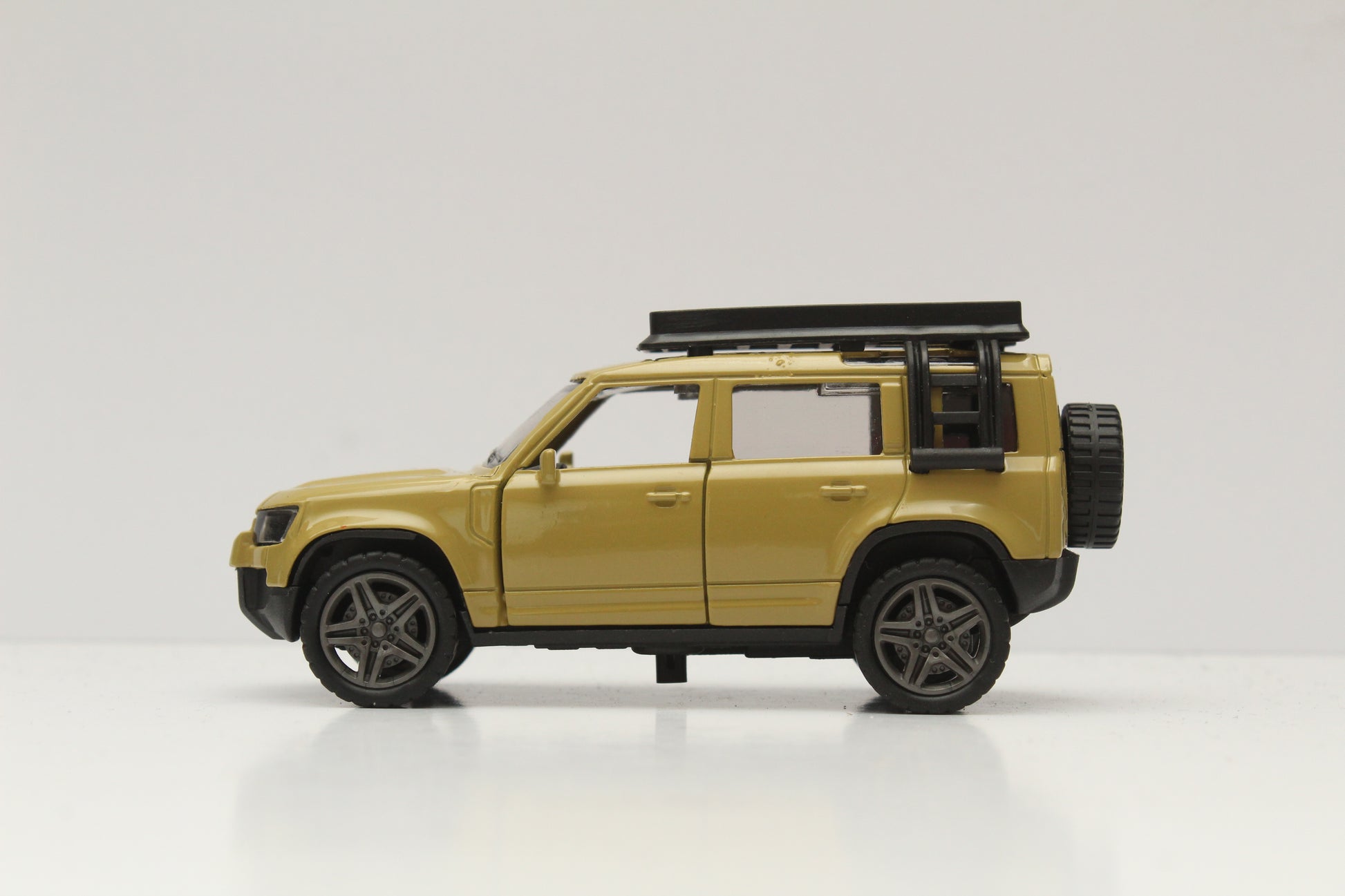 1:36 Defender Diecast -  Kunju Vandi  
