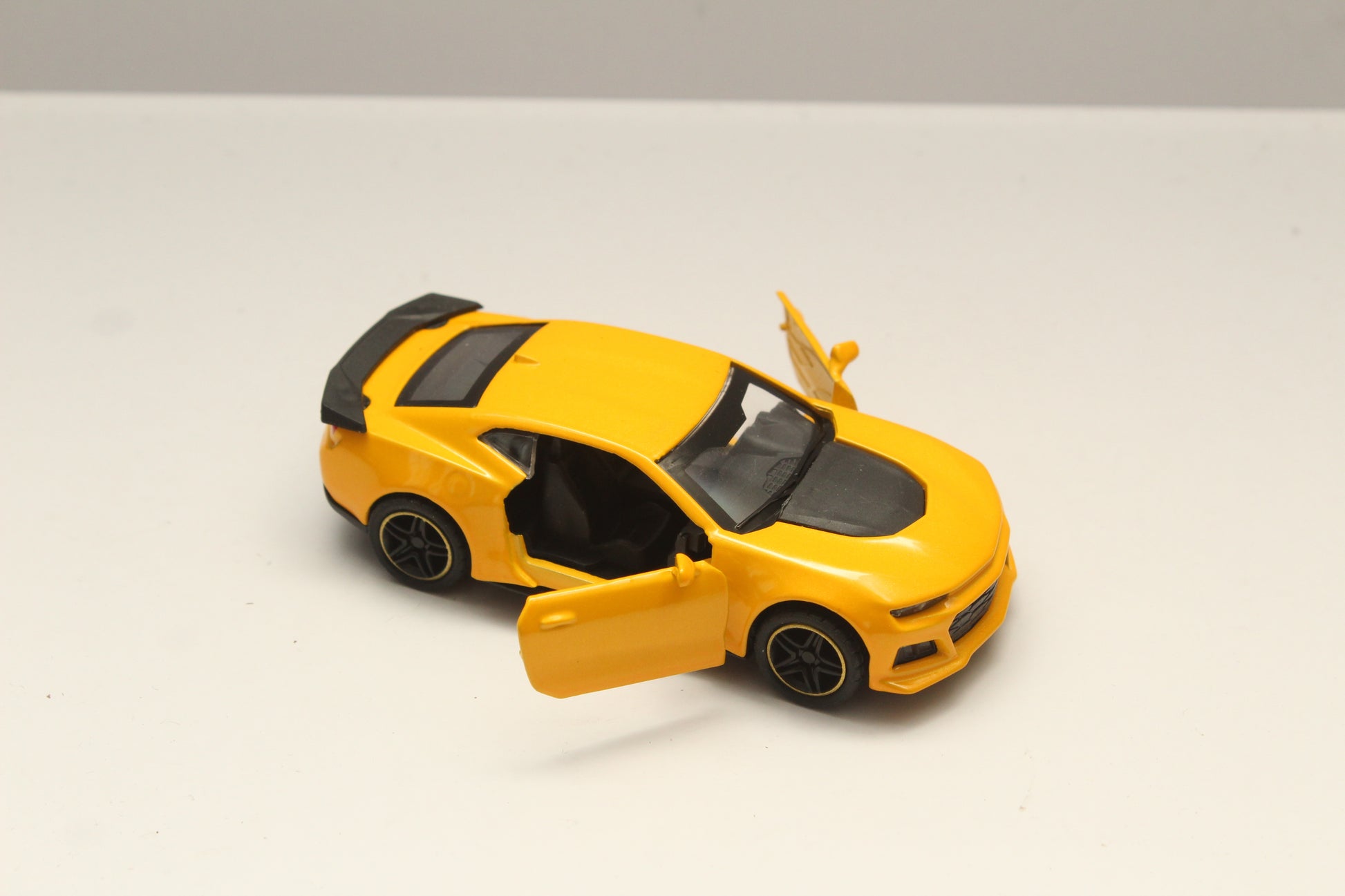 1:43 Camaro Diecast yellow -  Kunju Vandi  