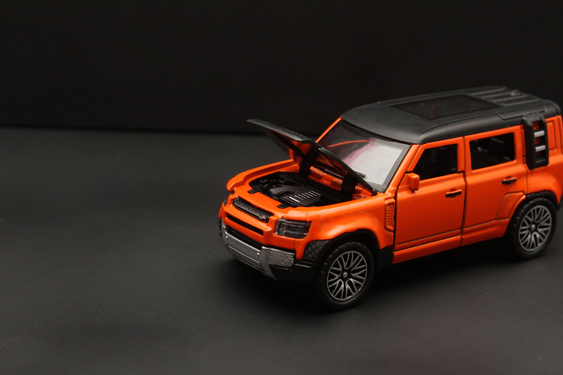 1:36 Scale Defender Orange -  Kunju Vandi  