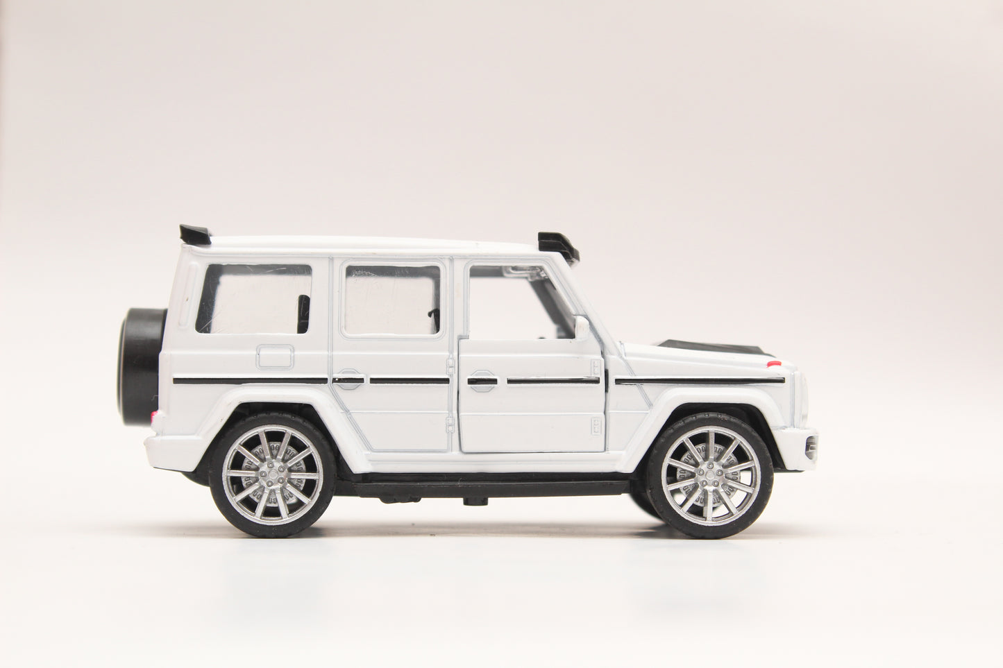 1:36 Gwagon Diecast Whiite