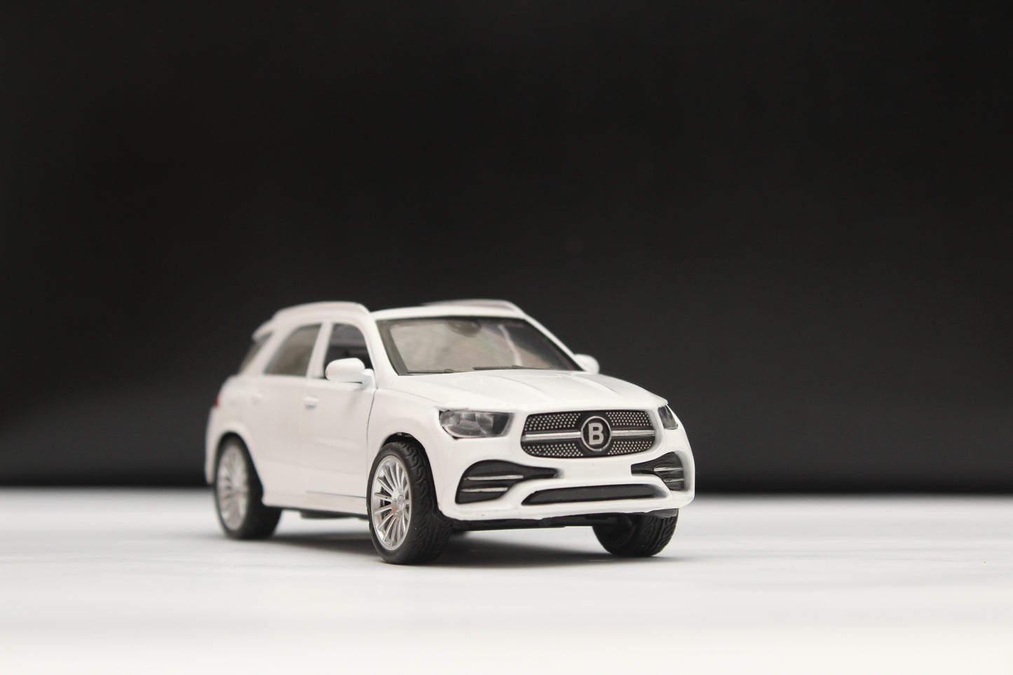 1:43 Benz Diecast White