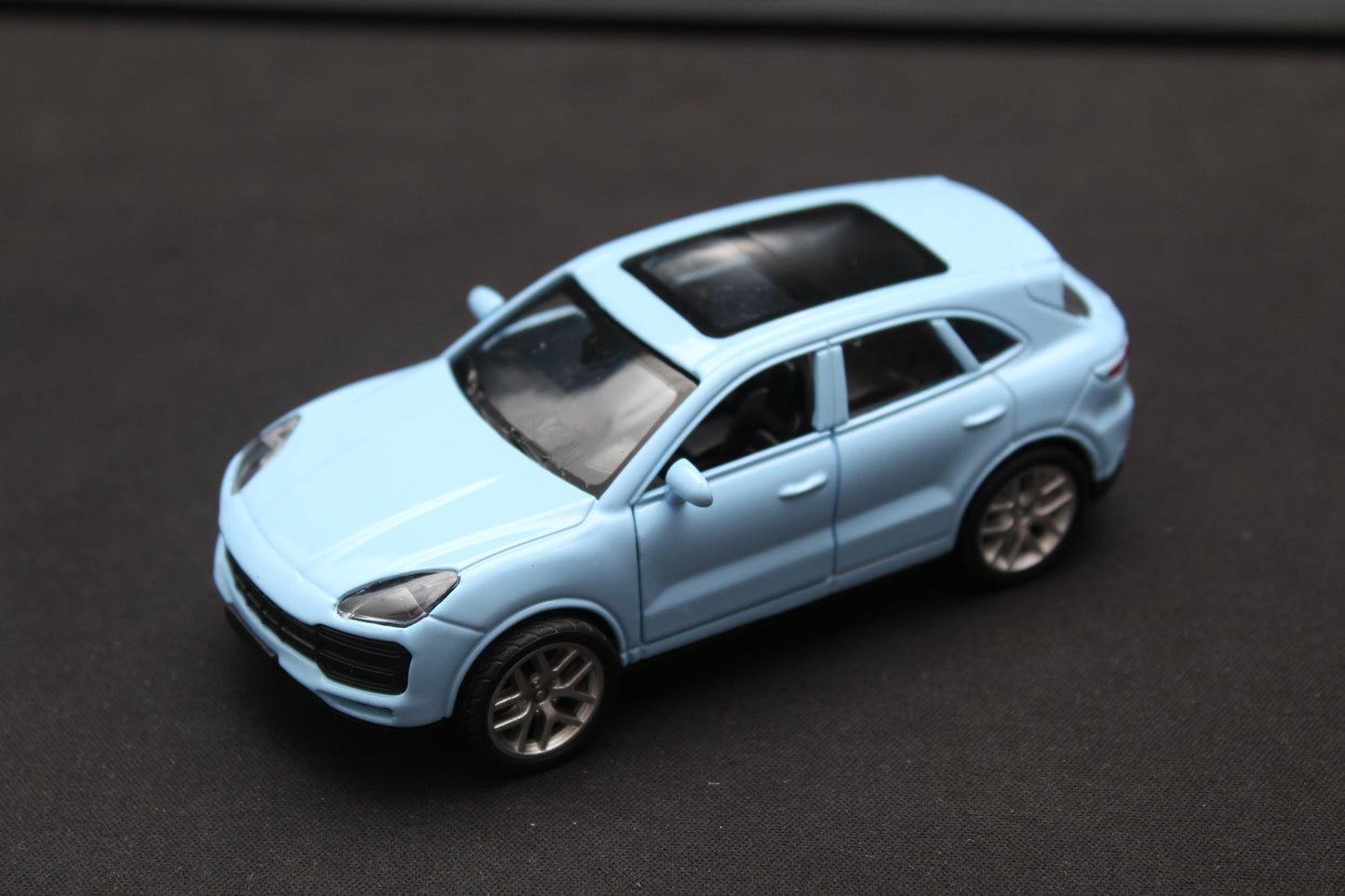 1:43 Porsche Cayenne Blue Diecast