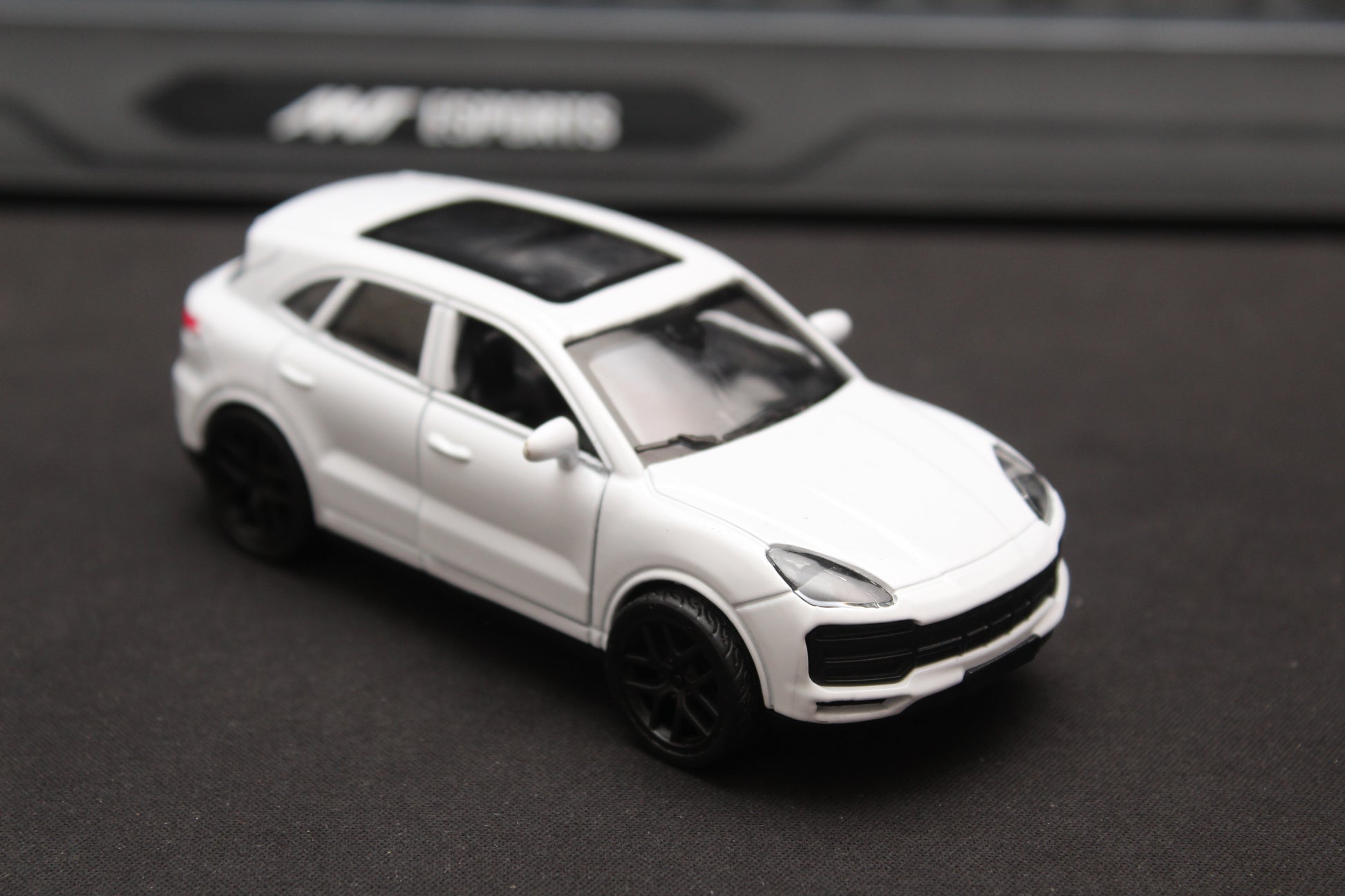 1:43 Porsche Cayenne WhiteDiecast -  Kunju Vandi  