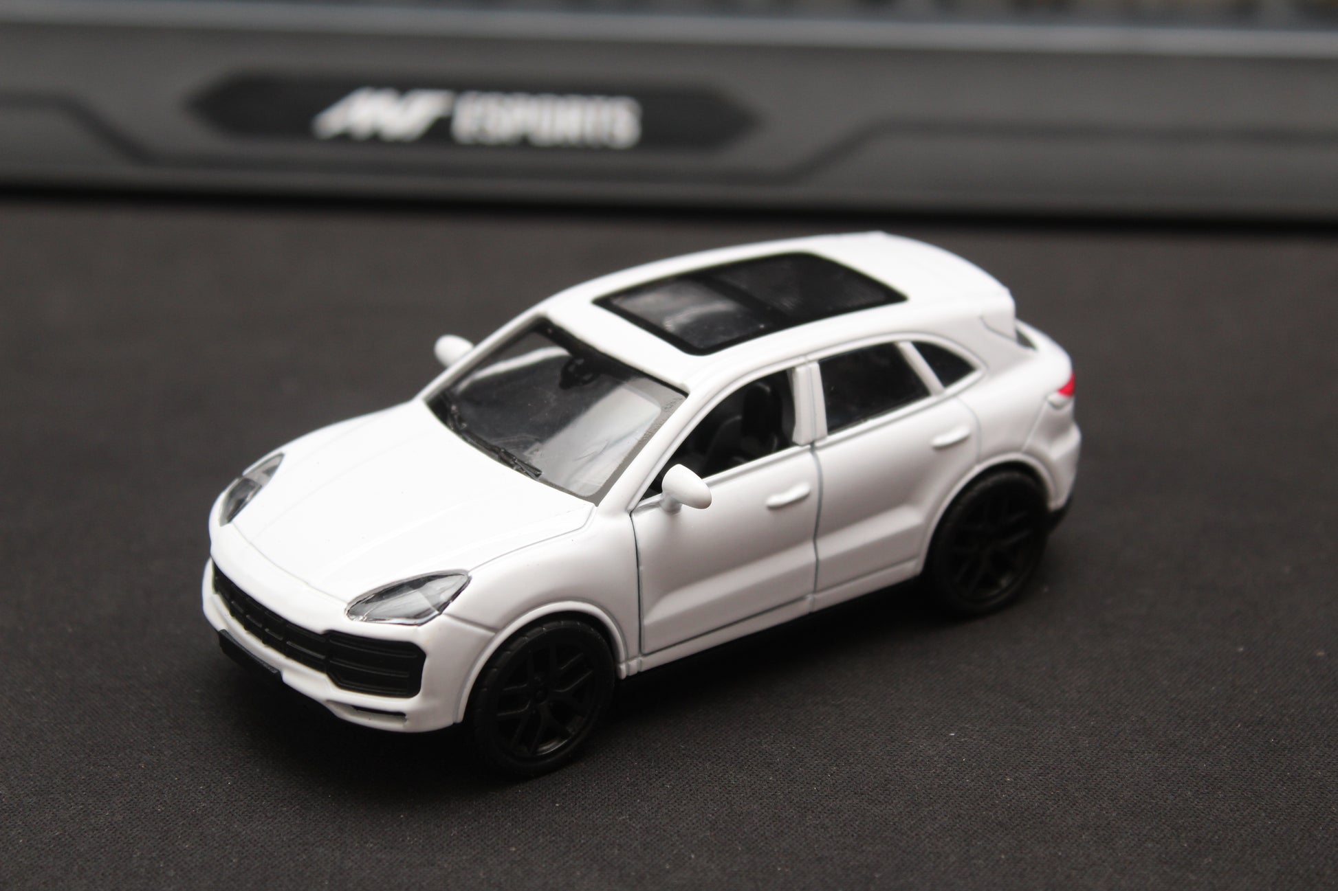 1:43 Porsche Cayenne WhiteDiecast -  Kunju Vandi  