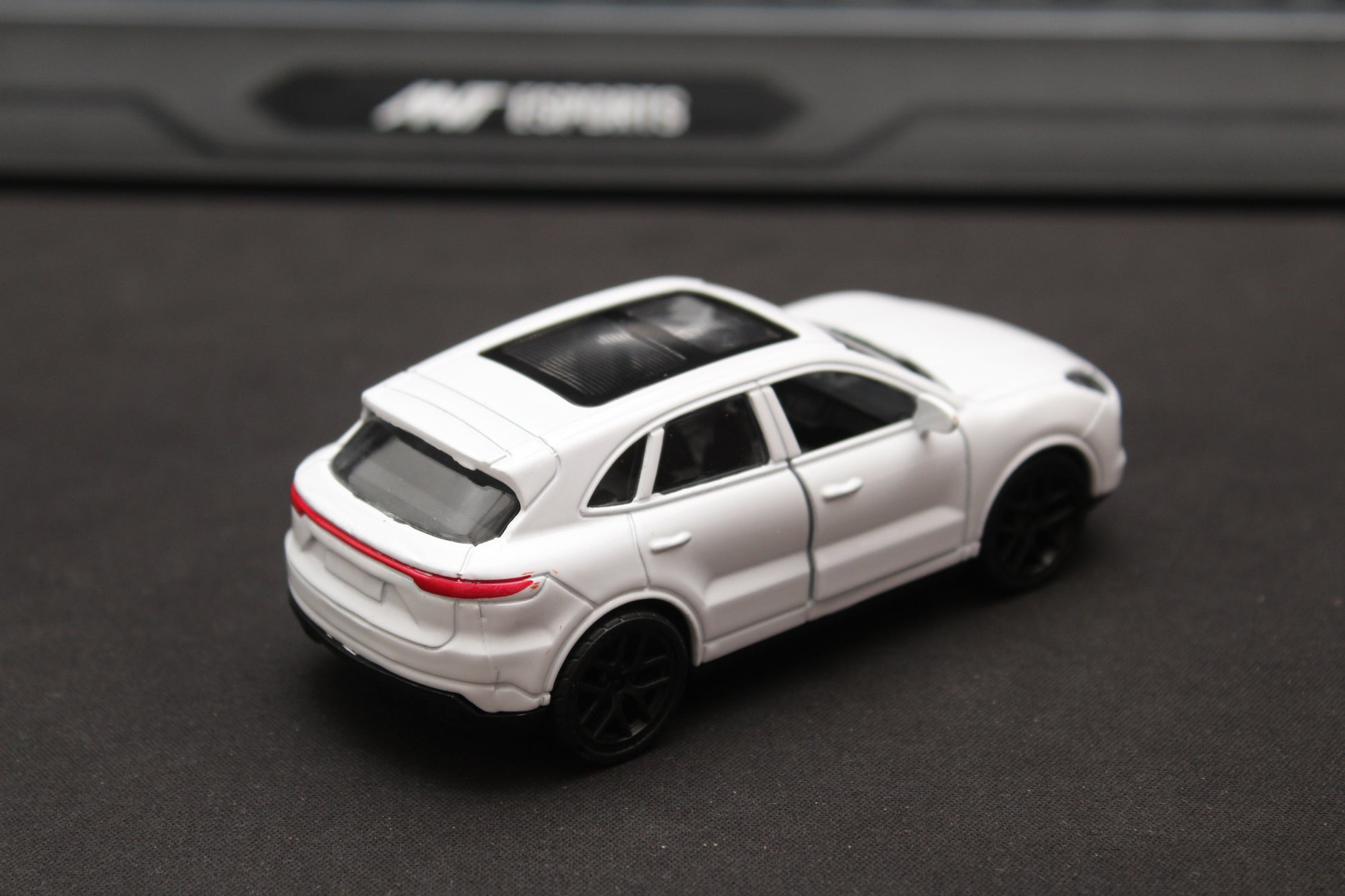 1:43 Porsche Cayenne WhiteDiecast -  Kunju Vandi  