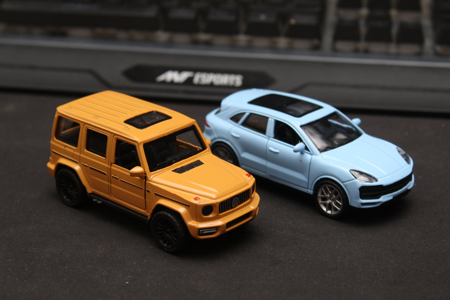 1:43 Gwagon , Porsche  Diecast Combo