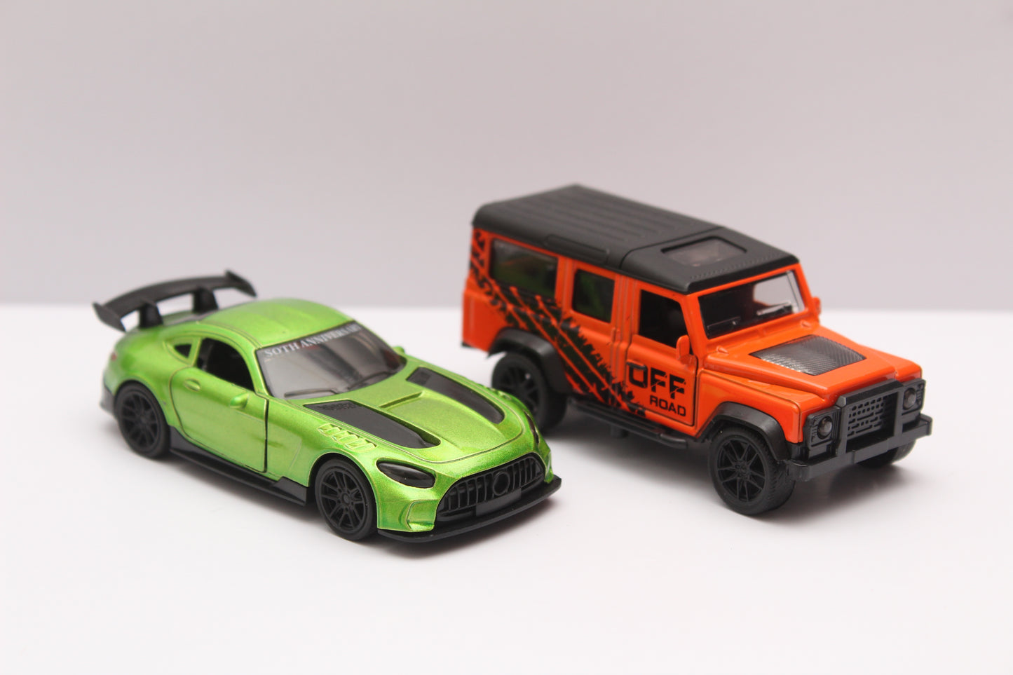 1:43 Amg Gt , Defender Diecast Combo