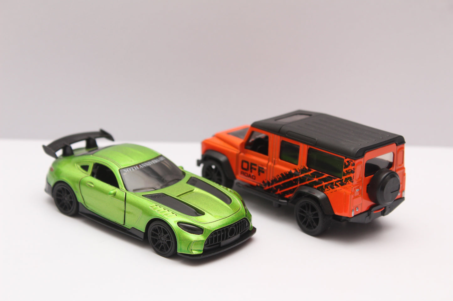 1:43 Amg Gt , Defender Diecast Combo