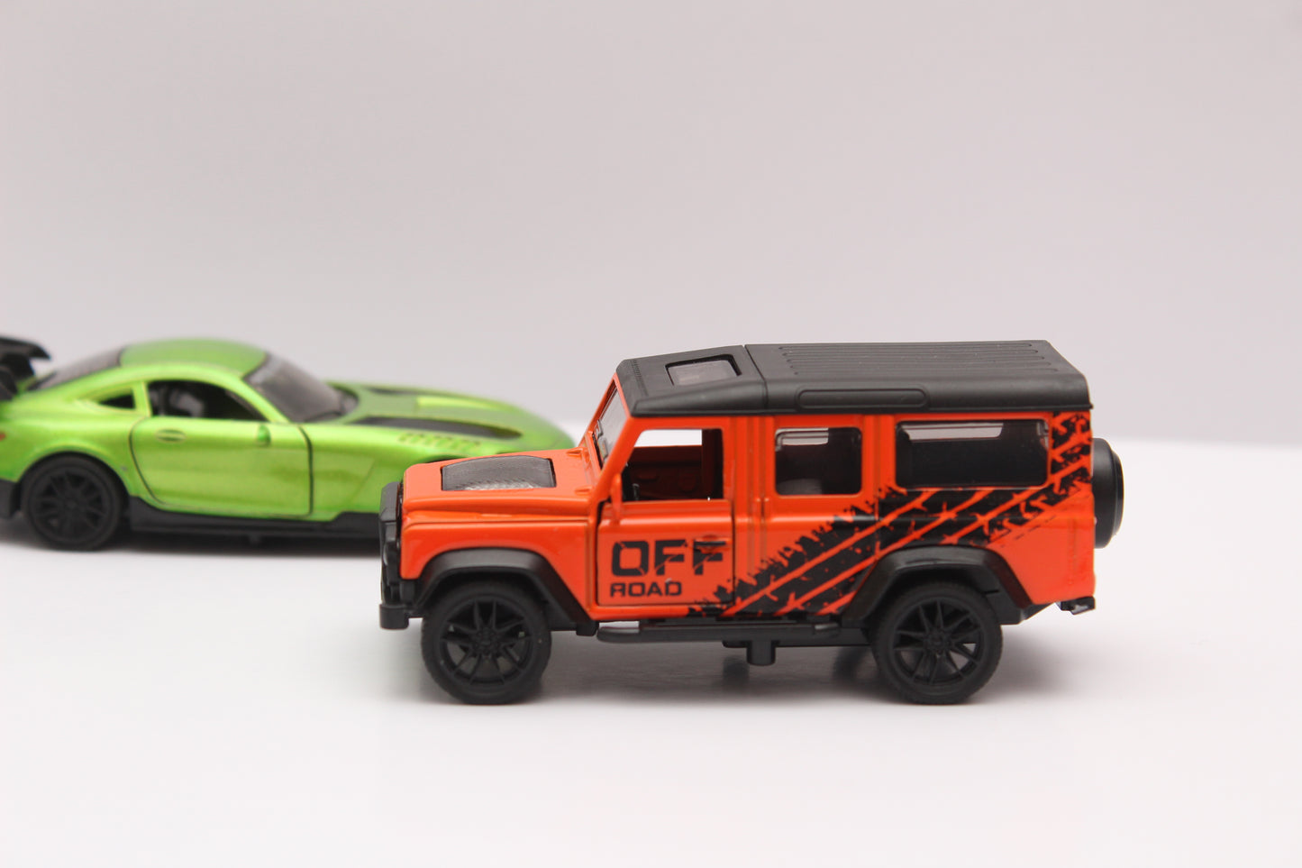 1:43 Amg Gt , Defender Diecast Combo