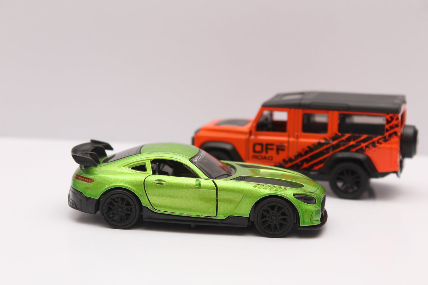 1:43 Amg Gt , Defender Diecast Combo