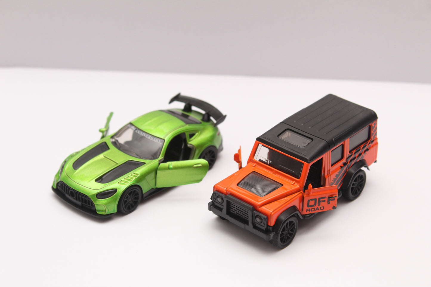 1:43 Amg Gt , Defender Diecast Combo