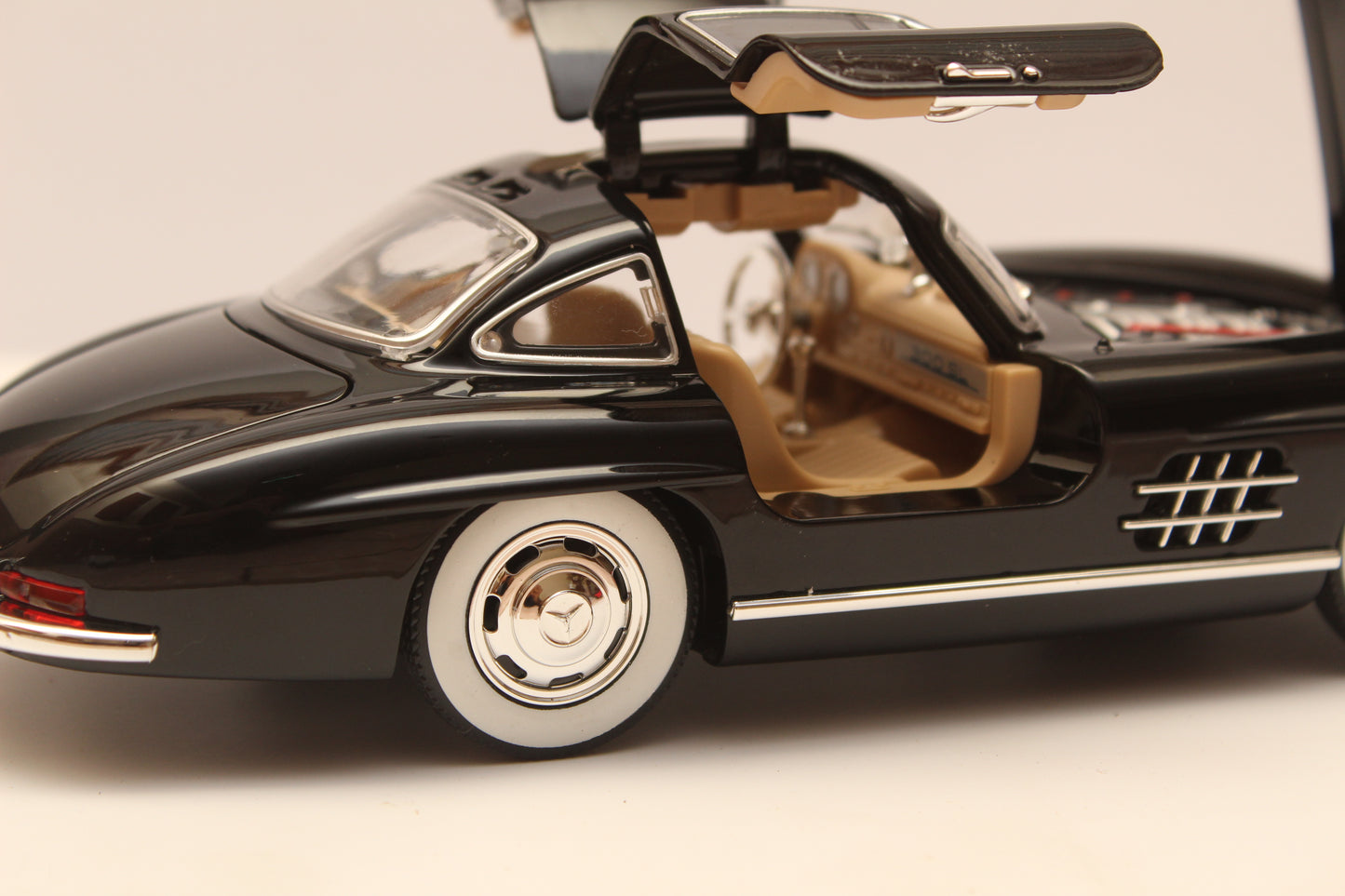 1:24 Benz 300 SL (Black)