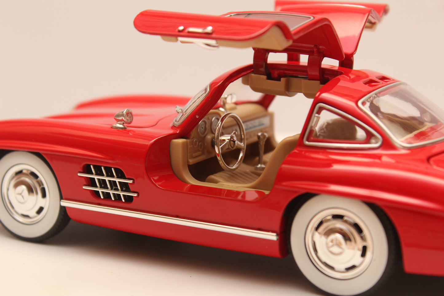 1:24 Benz 300 SL (Red)