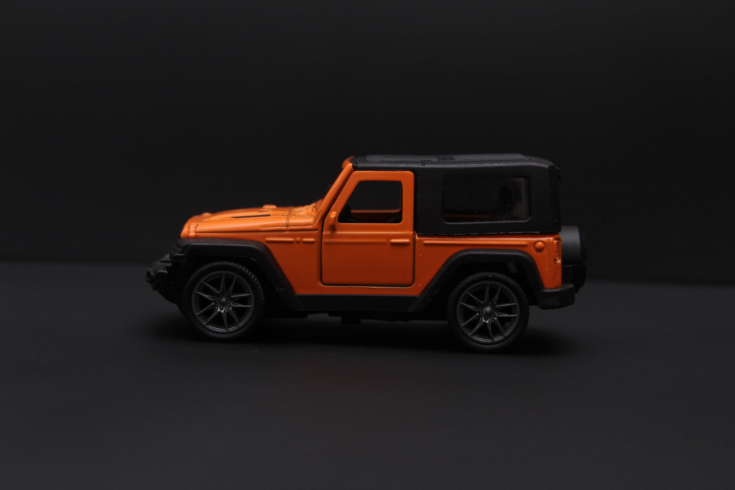 1:43 Thar Diecast Orange