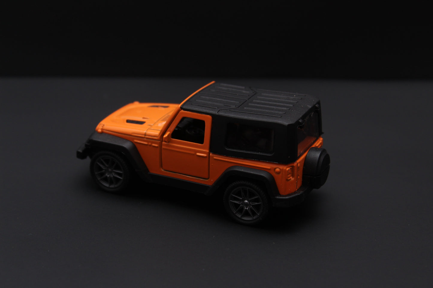 1:43 Thar Diecast Orange