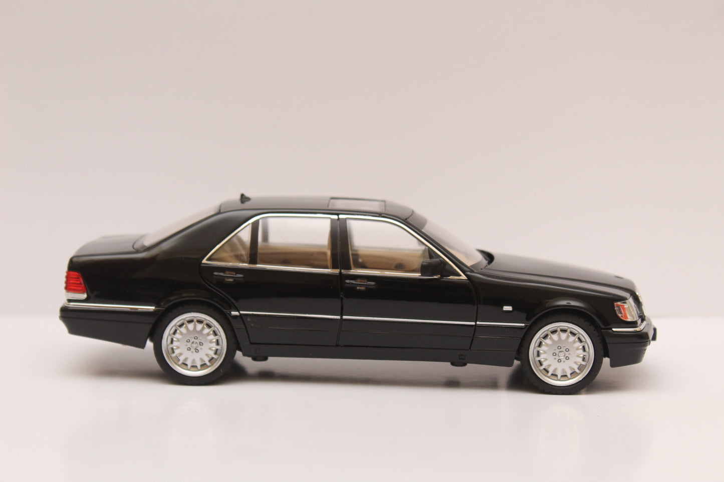 1:24 Mercedes-Benz S320 High Quality Diecast (Black)