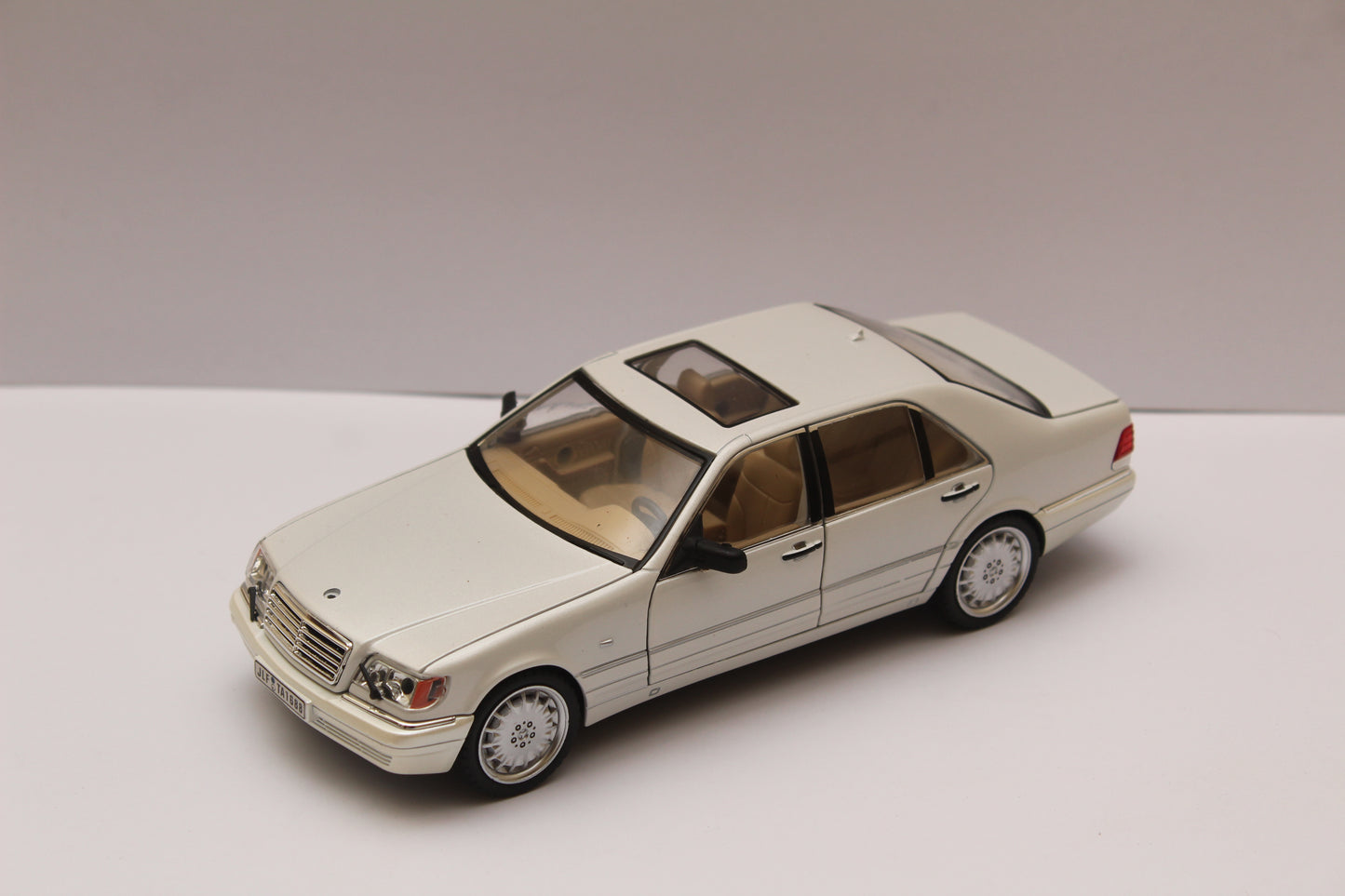 1:24 Mercedes-Benz S320 High Quality Diecast (White)