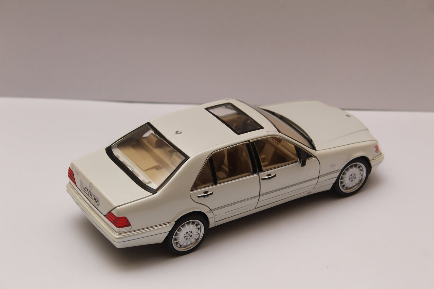 1:24 Mercedes-Benz S320 High Quality Diecast (White)