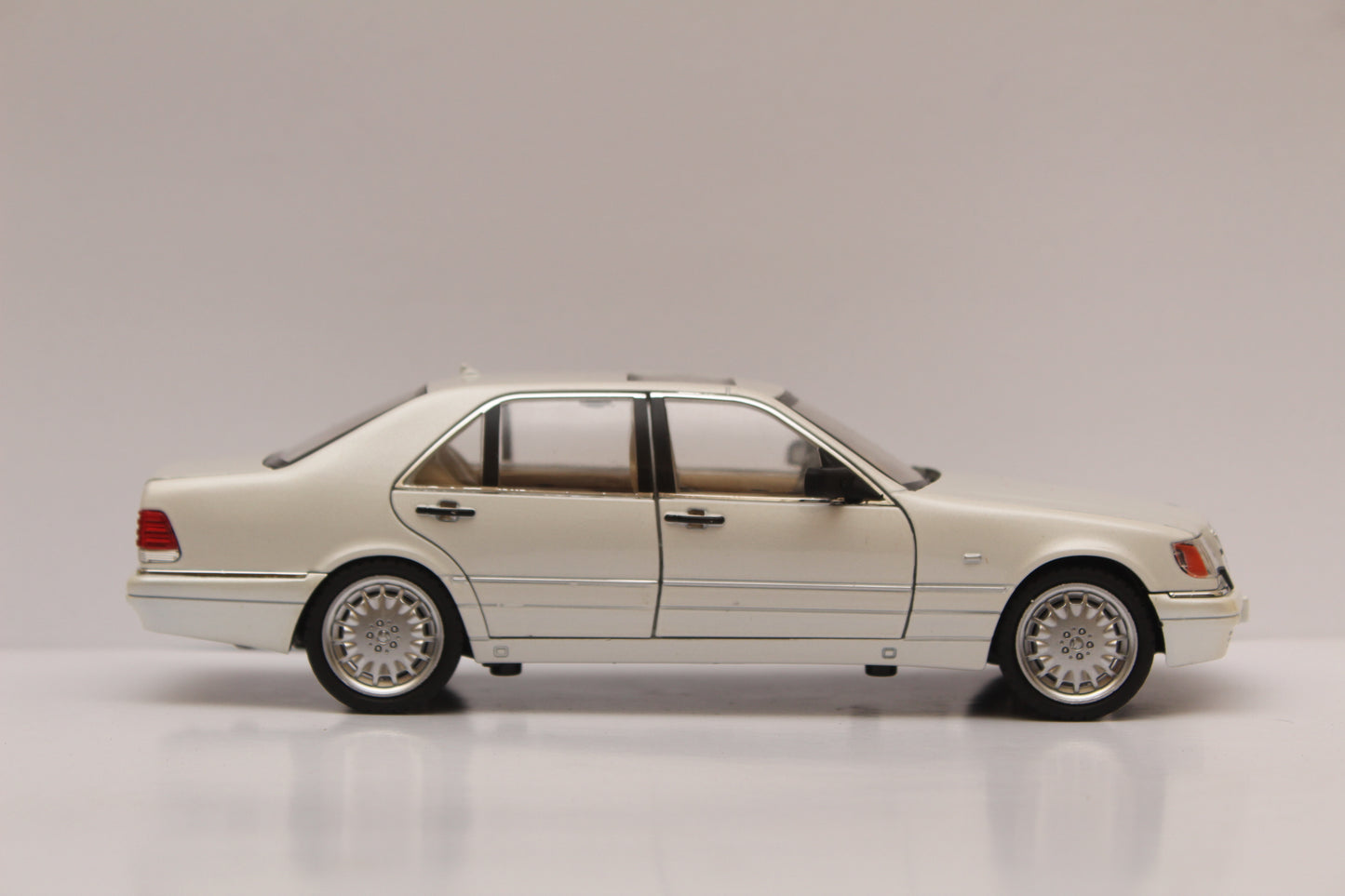 1:24 Mercedes-Benz S320 High Quality Diecast (White)