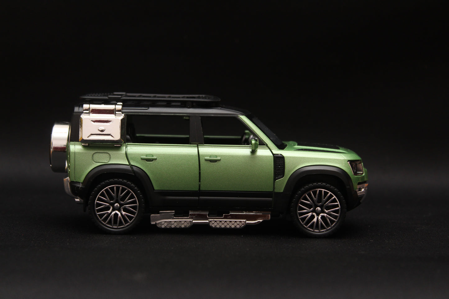 1:32 Defender Green Diecast , Prepaid Only