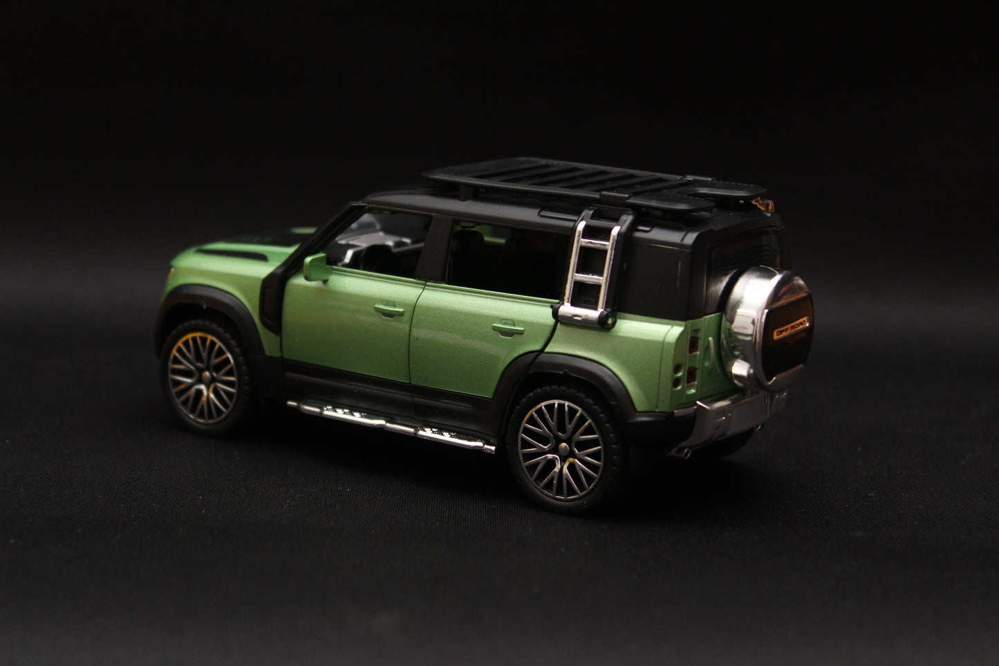 1:32 Defender Green Diecast , Prepaid Only